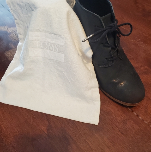 Shoes - Picture 2 of 3